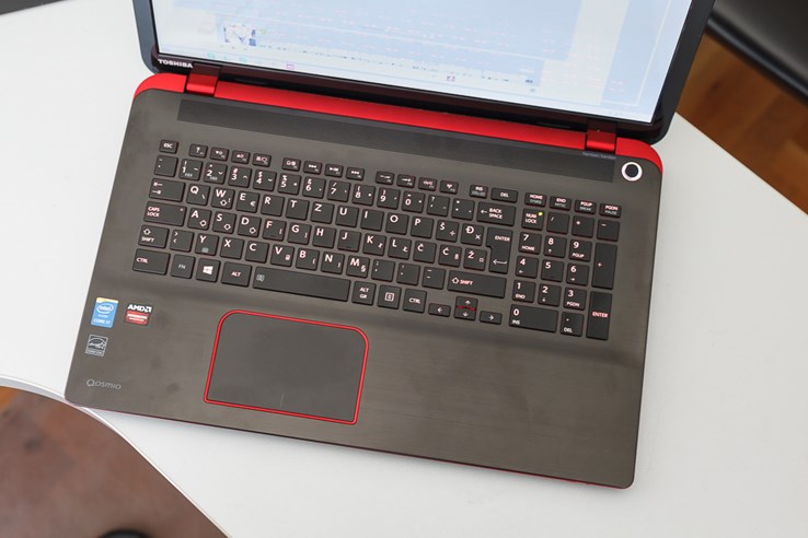 Toshiba Qosmio x70-A-12x recenzija  (7 of 11).jpg